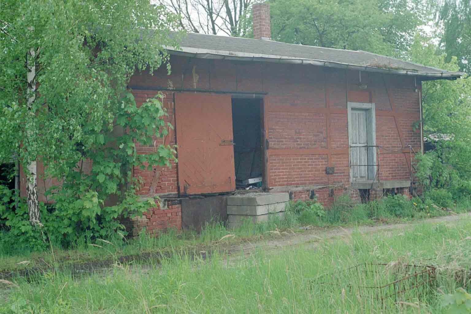 der ehemalige Güterschuppen im Bahnhof Hoh.-Er. 2004