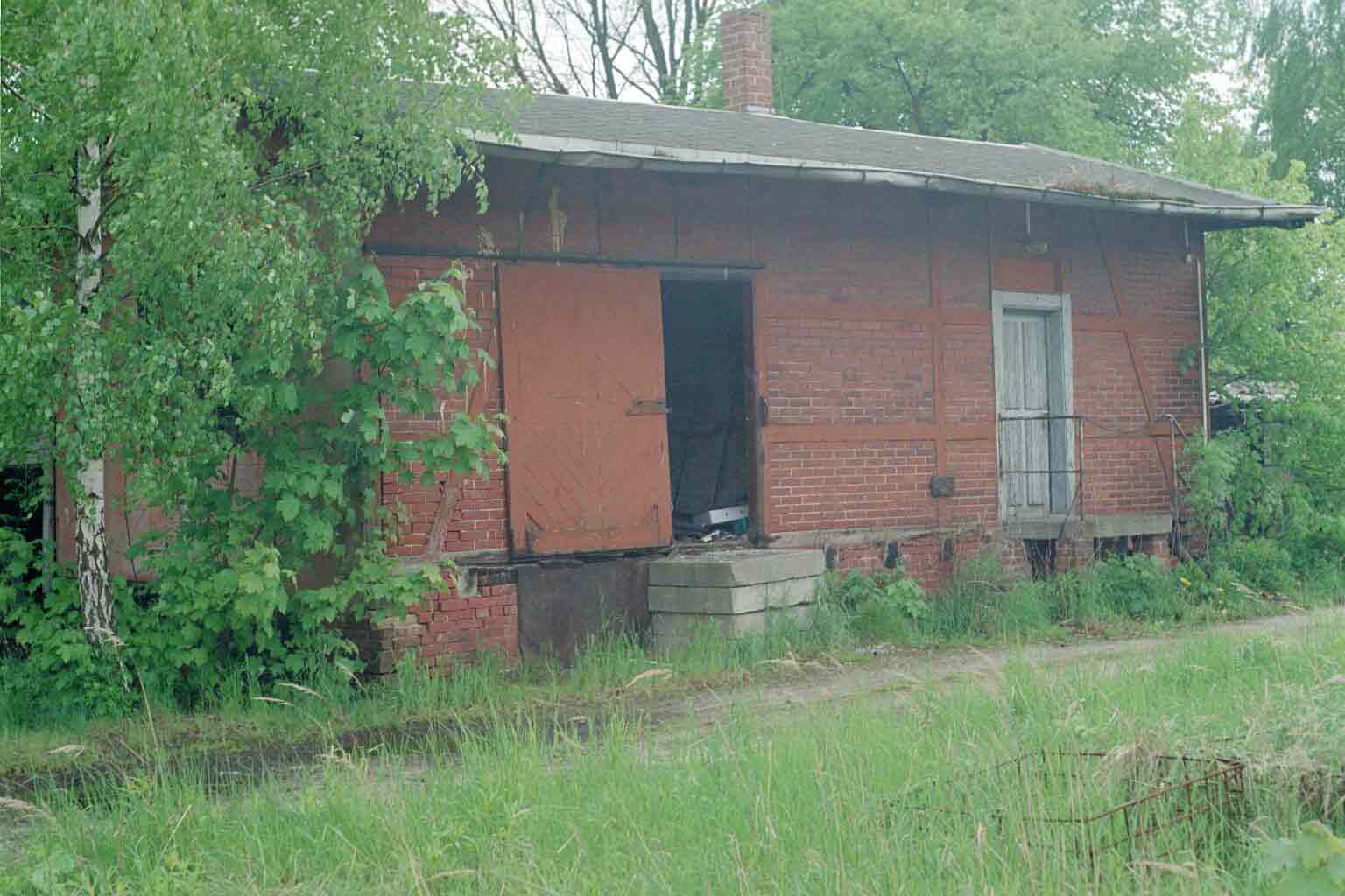 der ehemalige Gterschuppen im Bahnhof Hoh.-Er. 2004