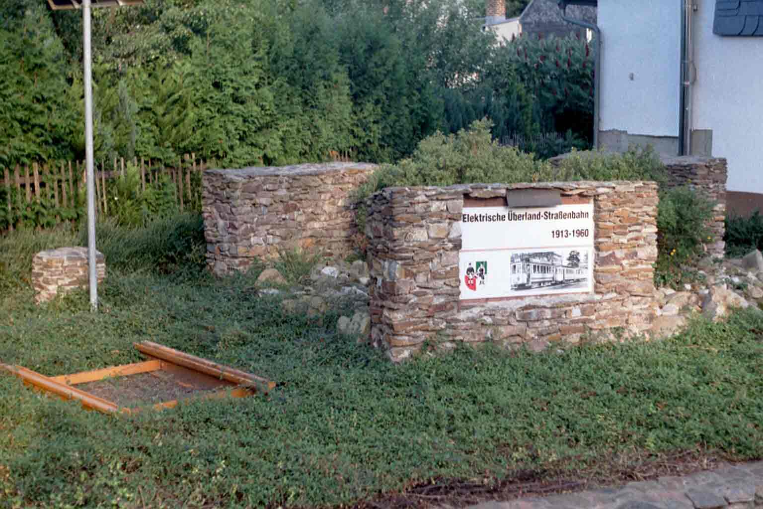 Denkmal in Gersdorf, Ansicht von der Strae aus gesehen (Sommer)