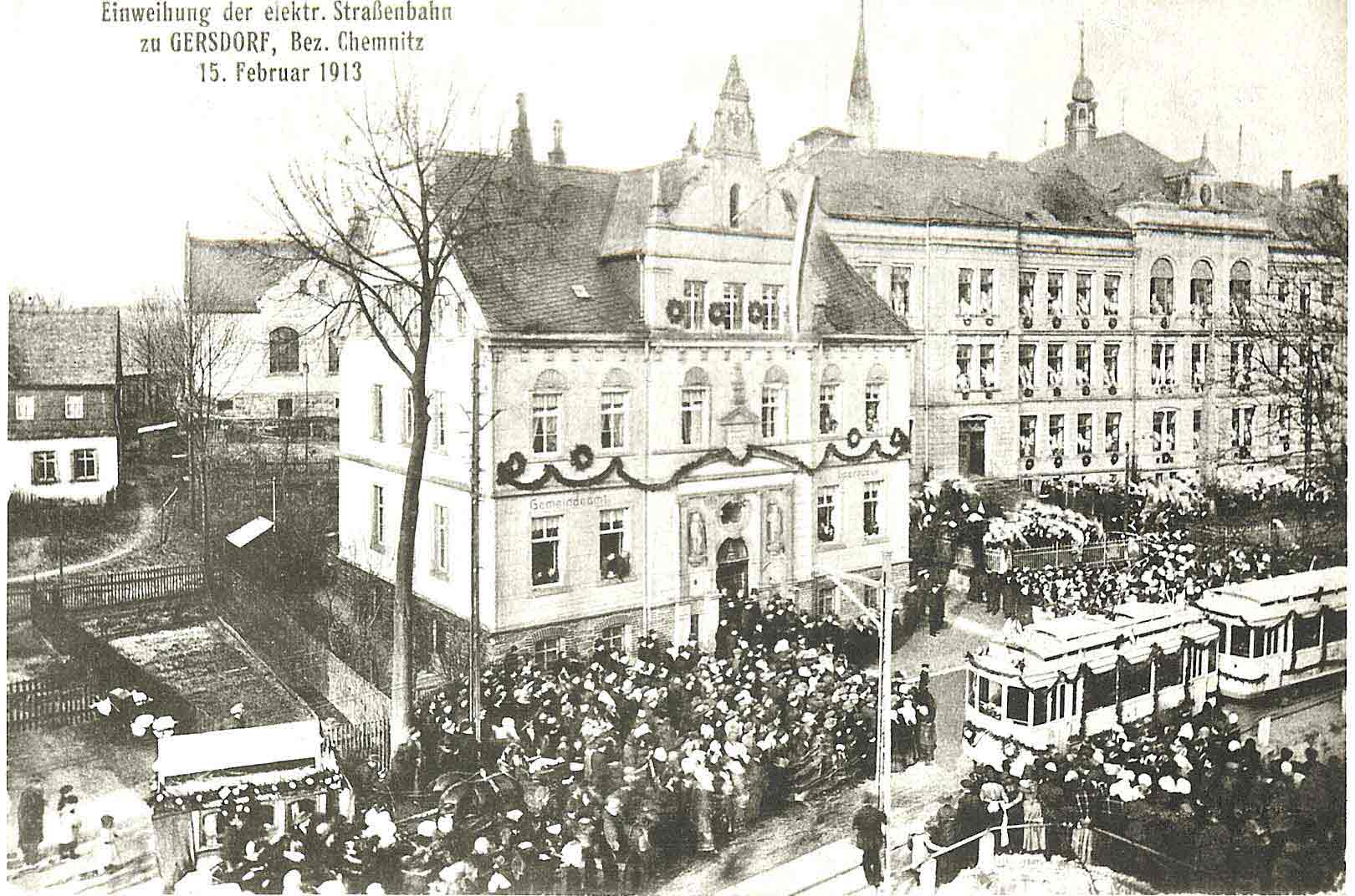 Einweihungsfahrt vor dem Rathaus Gersdorf