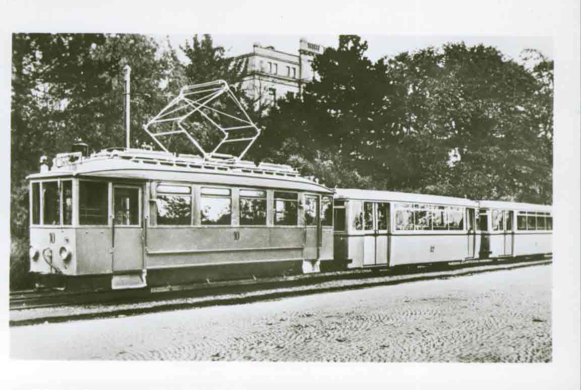Triebwagen 10 und Beiwagen 31 und 32 am Bahnhof
